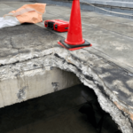 コンクリートに挟まれたアスファルト防水層。Asphalt waterproof layer sandwiched between concrete.