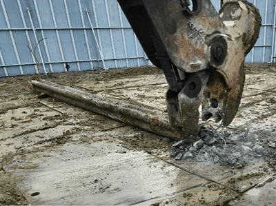 粉砕される地中杭の様子。Crushed underground pile