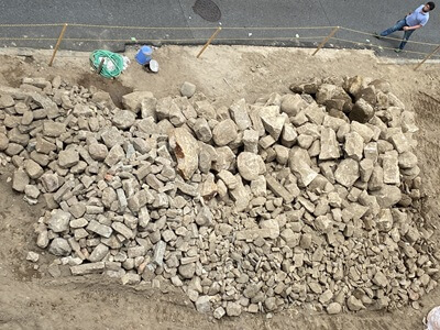山積みになっている石のようす