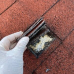 屋根のアスファルトルフィングを10cm×10cm、母材に接する深さまで切り出している様子