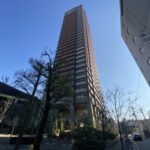 2006年に新築されたタワーマンションをな斜めから見上げた外観の写真