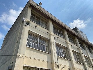 学校の窓の状況。これら窓枠の周囲のシーリング材にアスベスト(石綿)が含まれるか確認した。